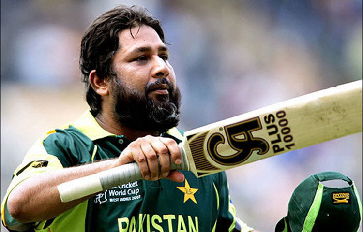 ইনজামাম-উল-হক ২৯৯ ইনিংসে দশ হাজার রান করেছেন ২০০৪ সালে।