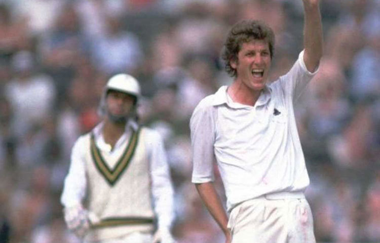 বব উইলস : ইংল্যান্ডের অন্যতম সেরা বোলার। ৯০টি টেস্টে হাত ঘোরাতে দেখা গিয়েছে তাকে। ৩২৫টি উইকেট দখল করেছেন। খেলেছেন ৬৪টি একদিনের ম্যাচও। ৮০টি উইকেট পেয়েছেন। কোনো দিনই ওয়াইড বল করতে দেখা যায়নি।