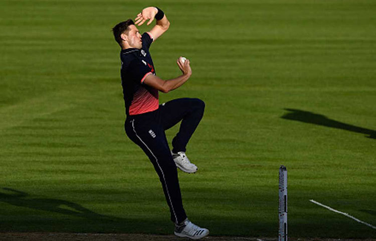 ক্রিস ওকস : ঊনত্রিশ বছরের ইংল্যান্ডের ক্রিকেটারটি একদিনের ম্যাচে দলের বড় ভরসা। খেলেছেন ৮০টি ম্যাচ। সেরা স্কোর অপরাজিত ৯৫। ডানহাতি পেসারের দখলে রয়েছে ১১৩টি উইকেট।