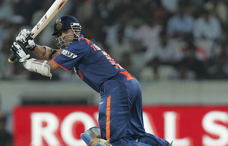 শচীন টেন্ডুলকার : প্রথমে ব্যাট করে অস্ট্রেলিয়া তুলেছিল চার উইকেটে ৩৫০। ভারতের অতি বড় সমর্থকও সে দিন আশা ছেড়ে দিয়েছিলেন।