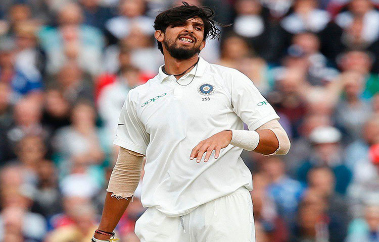 ইশান্ত শর্মা : বর্তমান ভারতীয় দলের এই পেসারটি এখনও পর্যন্ত খেলেছেন ৮৭ টি ম্যাচ। প্রথম খেলেছিলেন ২০০৭ সালের ২৫ মে, বাংলাদেশের বিরুদ্ধে ঢাকায়। বয়স তখন ১৮ বছর ২৬৫ দিন। প্রথম ইনিংসে ১৯ রানে এক উইকেট পেলেও দ্বিতীয় ইনিংসে উইকেট পাননি।