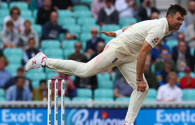 জেমস অ্যান্ডারসন : আইসিসির তালিকা অনুসারে বিশ্বেসেরা বোলার। সেরার সেরা একাদশে অ্যান্ডারসনের হাতেই থাকবে বোলিং আক্রমণের মূল দায়িত্ব।