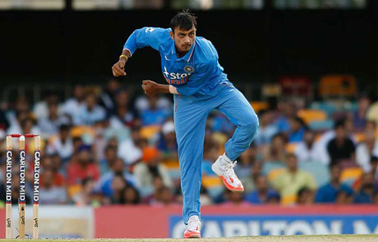 অক্ষয় পেটেল : ক্রমেই দলের ভরসা হয়ে উঠছিলেন। ব্যাটে-বলে নজর কাড়ছিলেন। কিন্তু, তখনই চোট পেয়ে ছিটকে যান দল থেকে।