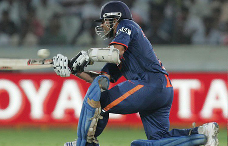 কিন্তু, আশা দেখাতে শুরু করেছিলেন লিটল মাস্টার। সুরেশ রায়নাকে সঙ্গে নিয়ে এগিয়ে গিয়েছিলেন অনেকটা। নিজে করেছিলেন ১৪১ বলে ১৭৫। কিন্তু, শচীন আউট হতেই সব আশা শেষ। ইন্ডিয়া হেরে যায় তিন রানে।