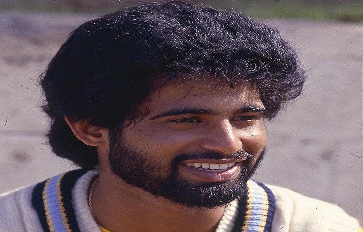 চেতন শর্মা : ১৯৮৪ সালের ১৭ অক্টোবর পাকিস্তানের বিরুদ্ধে লহোরে টেস্ট অভিষেক। বয়স তখন ১৮ বছর ২৮৮ দিন। প্রথম ইনিংসে ৯৪ রানে তিন উইকেট পেলেও, দ্বিতীয় ইনিংসে ব্যাট করার সুযোগ আসেনি। খেলেছেন মোট ২৩টি টেস্ট।