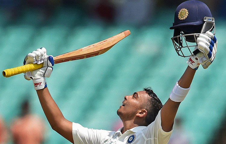 পৃথ্বী শা : তালিকায় নতুন সংযোজন পৃথ্বী। এখন বয়স ১৮ বছর ৩২৯ দিন। প্রথম ম্যাচ খেলছেন ওয়েস্ট ইন্ডিজের বিরুদ্ধে রাজকোটে। সর্বকনিষ্ঠ ভারতীয় হিসাবে শতরানও করে ফেলেছেন।