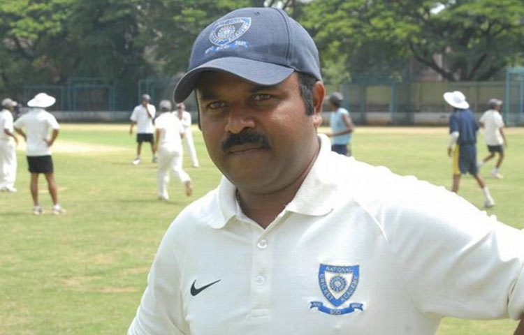 প্রবীন আমরে : প্রথম ভারতীয় হিসেবে টেস্ট অভিষেকে ম্যাচের সেরা হন প্রবীন আমরে। ১৯৯২ সালে ডারবানে দক্ষিণ আফ্রিকার বিরুদ্ধে অভিষেক টেস্টে ২৯৯ বলে ১০৩ রান করেন।