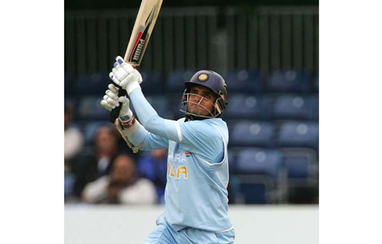 সানাথ জয়সুরিয়া ৩২৮ ইনিংসে দশ হাজার রান করেছেন ২০০৬ সালে।