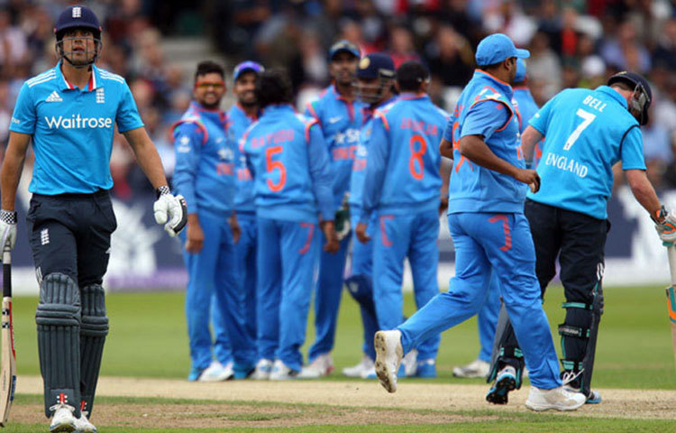 অ্যালিস্টার কুক : ২০১১ সালে ইংল্যান্ড সফরে কার্ডিফে একদিনের ক্রিকেটে প্রথম উইকেটটি তুলে নেন বিরাট। ৫০ রানে বিরাটের বলে বোল্ড হন কুক।