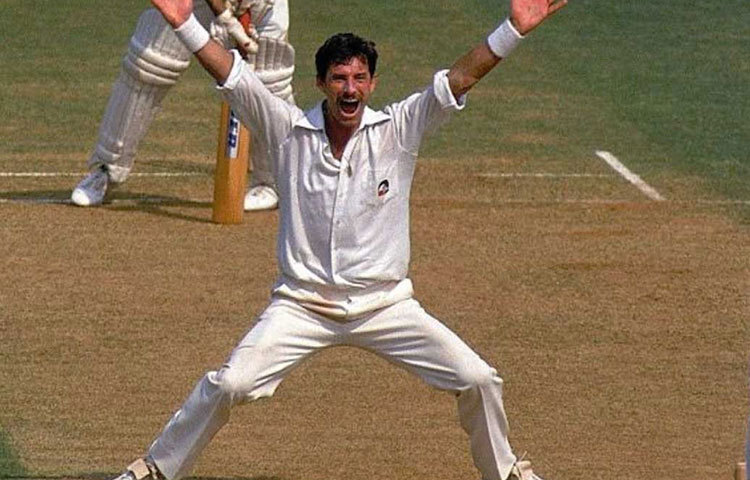 রিচার্ড হ্যাডলি : স্যর হ্যাডলিকে বিশ্ব চেনে একজন কিংবদন্তি অলরাউন্ডার হিসাবে। নিউজিল্যান্ডের হয়ে এক সময় বিশ্ব শাসন করেছেন। খেলেছেন ৮৬টি টেস্ট। তার নেয়া ৪৩১টি টেস্ট উইকেট অনেকদিন ছিল তালিকার এক নম্বরে। হ্যাডলি কিন্তু কোনো দিন একটিও ওয়াইড বল করেননি।