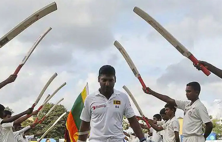 কুমার সাঙ্গাকারা : ২০১৫ সালে কলোম্বোতে ভারতের বিরুদ্ধে ক্যারিয়ারের শেষ টেস্ট খেলেন প্রাক্তন লঙ্কান অধিনায়ক কুমার সাঙ্গাকারা। ভারতের কাছে ওই টেস্ট ২৭৮ রানে হারে শ্রীলঙ্কা।