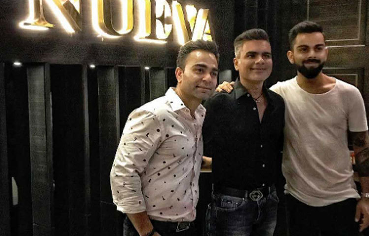 চলতি বছরেই নিজের রেস্তঁরার ফিতে কেটেছেন ভারতীয় দলের ক্যাপ্টেন বিরাট কোহলি। দিল্লির আরকে পূরমে অবস্থিত বিরাটের এই রেস্তরাঁটির নাম নুয়েভা। নুয়েভা খুলতে না খুলতেই দিল্লির বহু মানুষের পছন্দের জায়গা হয়ে গিয়েছে। এই রেস্তরাঁর প্রধান শেফ দেশের নামকরা শেফ মাইকেল স্বামী।