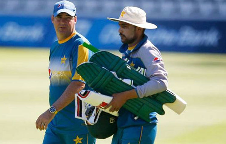 আর্থার মনে করছেন, দল কোনো রকম মানসিক সমস্যার মধ্যে রয়েছে। তাই চাপ সামলাতে পারছে না। সেজন্য পাক ক্রিকেট বোর্ডের কাছে তিনি দলের সঙ্গে একজন মনোবিদকে জুড়ে দেওয়ার আবেদন করেছেন।