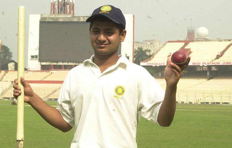 পীযূষ চাওলা : ২০০৬ সালের ৯ মার্চ, মোহালিতে ইংল্যান্ডের বিরুদ্ধে টেস্ট অভিষেক। তখন বয়স ছিল ১৭ বছর ৭৫ দিন। প্রথম ইনিংসে ৪৫ রান দিয়ে কোনো উইকেট পাননি, দ্বিতীয় ইনিংসে আট রান দিয়ে এক উইকেট পান। খেলেছেন তিনটি টেস্ট।