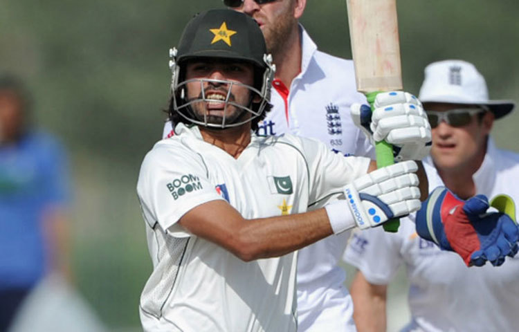 ফাওয়াদ আলম : পাকিস্তানের এই ক্রিকেটার ২০০৯ সালে অভিষেক টেস্টেই শতরান করেছেন। শ্রীলঙ্কার বিরুদ্ধে শতরানের পর তাকে নিয়ে স্বপ্ন দেখতে শুরু করে পাকিস্তান। তবে তা শুধুমাত্র স্বপ্নই থেকে গিয়েছে।