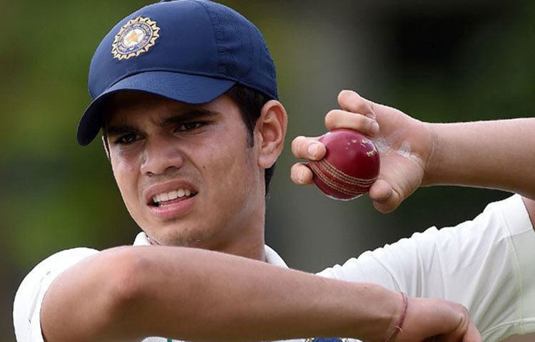 অনূর্ধ্ব-১৯ কেসি মহিন্দ্রা শিল্ডে একাই ছয় উইকেট নিলেন অর্জুন। বিজয় মার্চেন্ট একাদশের হয়ে নেমেছিলেন তিনি।