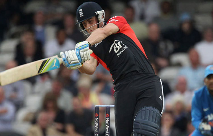 ক্রেগ কিইসওয়েটের : একই বছরে দেশের মাটিতে বিরাটের প্রথম শিকার ইংল্যান্ডের ক্রেগ কিইসওয়েটের। মোহালিতে একদিনের ম্যাচে কোহলির মিডিয়াম পেসে ছিটকে যায় কিইসওয়েটের উইকেট।