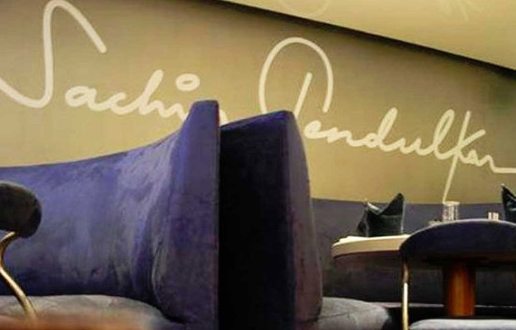 মুম্বাইয়ের কোলাবা এলাকায় রেস্তরাঁ রয়েছে মাস্টার ব্লাস্টার শচীন টেন্ডুলকারের। শচীনের এই রেস্তরাঁর নাম ‘টেন্ডুলকারস’। ২০০২ সালে এই রেস্তরাঁ উদ্বোধন করেন শচীন। এই রেস্তরাঁর ব্যবসায় শচীনের পার্টনার শচীনের বন্ধু সঞ্জয় নারাঙ্গ। মাস্টার ব্লাস্টারের প্রিয় খাবারগুলির জন্যও বহু মানুষ ভিড় করেন ‘টেন্ডুলকারস’-এ।