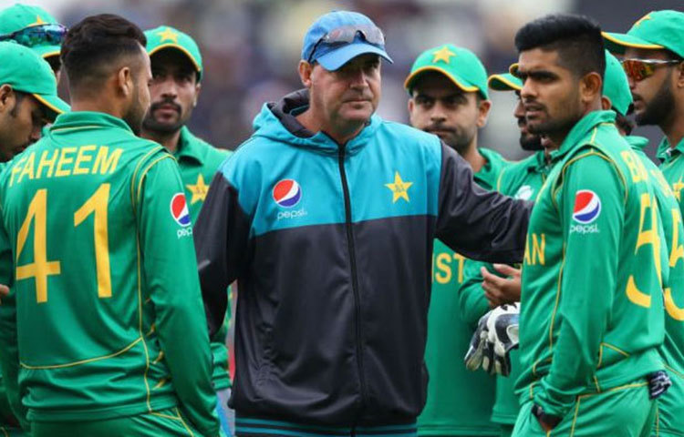 কোচের এমন প্রস্তাবে সাড়া দিয়েছে পাক বোর্ড। তবে পুরো ব্যাপারে নাকি অন্ধকারে রয়েছেন ক্যাপ্টেন সরফরাজ আহমেদ। একজন মনোবিদ কী করে দলের মানসিক অবস্থা ফেরাতে সক্ষম হবেন, সেই ব্যাপারে তিনি এখনও সন্দিহান।