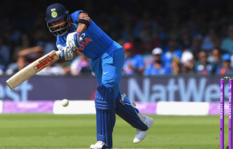 মেলবোর্নে ২০১৬ তে মুখোমুখি ভারত-অস্ট্রেলিয়া। প্রথমে ব্যাট করে ২৯৫ রান করেছিল টিম ইন্ডিয়া। যার মধ্যে বিরাট একাই করেছিলেন ১১৭ রান। যদিও এই টার্গেট সাত বল বাকি থাকতেই তুলে নেয় অস্ট্রেলিয়া।