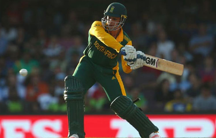 কুইন্টন ডি কক : একদিনের আন্তর্জাতিক ক্যারিয়ারে তিন নম্বর উইকেট পেতে কোহলির সময় লেগে যায় ২বছর। ২০১৩ সালের ৫ ডিসেম্বর দক্ষিণ আফ্রিকা সফরে জোহানেসবার্সে কুইন্টন ডি কককে কট অ্যান্ড বোল্ড করেন তিনি। ১/১৫ এটিই কোহলির ক্যারিয়ারে সেরা পারফরম্যান্স।