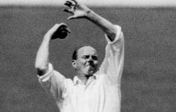 ক্ল্যারি গ্রিমেট : নিউজিল্যান্ডে জন্মালেও টেস্টে খেলেছেন অস্ট্রেলিয়ার হয়ে। ৩৭টি টেস্টে হাত ঘোরাতে দেখা গিয়েছিল এই লেগ স্পিনারটিকে। উইকেট সংখ্যা ২১৬। কিন্তু, একটিও ওয়াইড করতে দেখা যায়নি।