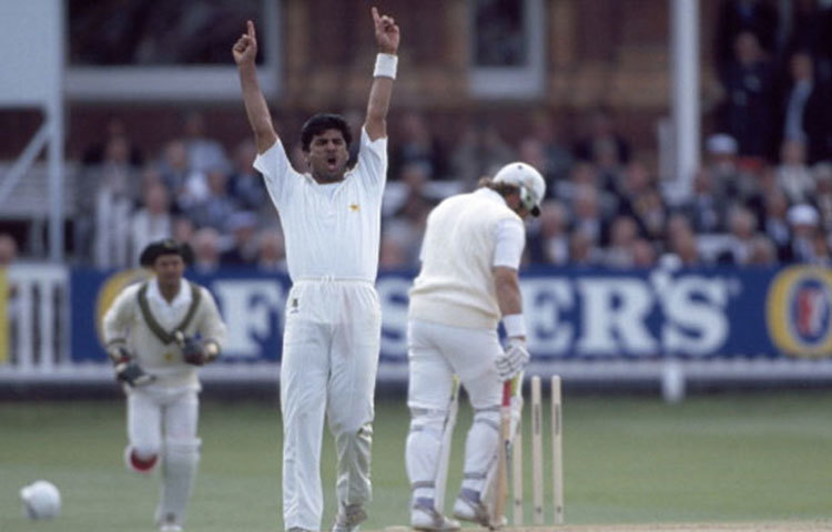 ওয়াকার ইউনুস : ২০০৩ সালে দক্ষিণ আফ্রিকার বিরুদ্ধে কেপ টাউনে শেষ টেস্ট ম্যাচ খেলেন পাক কিংবদন্তি পেসার ওয়াকার ইউনুস। ৮৪ টেস্টে ৩৭৩টি উইকেট নেওয়া পাক পেসারের বিদায়ী টেস্টে ১৪২ রানে হারে পাকিস্তান।