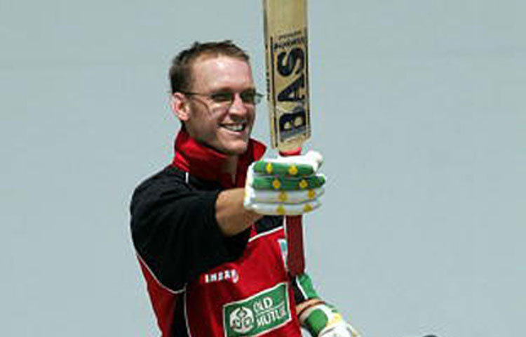 চার্লস কভেন্ট্রি : ২০০৯ সালে বাংলাদেশ-জিম্বাবুয়ে একদিনের ম্যাচ। প্রথমে ব্যাট করে ৩১২ রানের বিশাল স্কোর করে জিম্বাবুয়ে। সৌজন্যে অবশ্যই তিন নম্বরে নামা চার্লস কভেন্ট্রি। তিনি মাত্র ১৫৬ বলে করেছিলেন অপরাজিত ১৯৪।