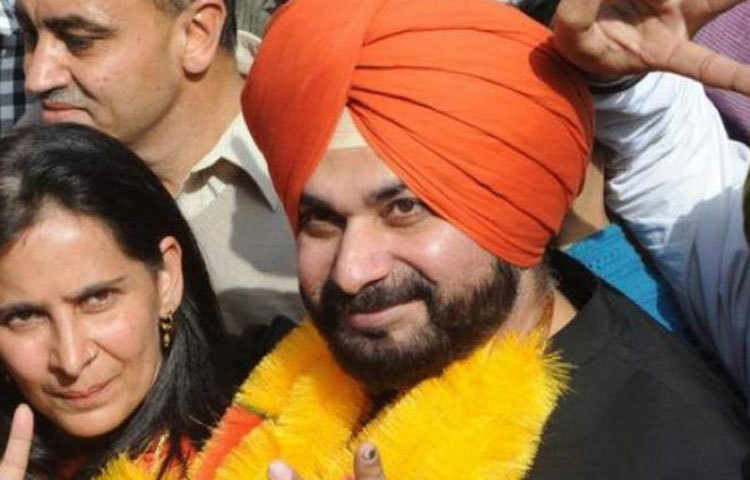 নভজ্যোত সিং সিঁধু : ২০০৪ সালে বিজেপির হয়ে অমৃতসর থেকে সাধারণ নির্বাচনে দাঁড়ান। ২০১৭ সালে আবার কংগ্রেসে যোগ দেন।