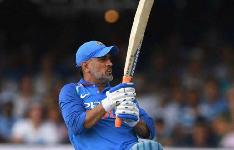 মহেন্দ্র সিং ধোনি ২৭৩ ইনিংসে ২০১৮ সালে দশ হাজার রান করেছেন।