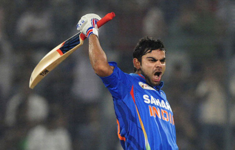 পরের ম্যাচেও একই ছবি দেখা যায়। প্রথমে ব্যাট করে ৩৪৮ রান করে অস্ট্রেলিয়া। শুরুটা ভালই হয়েছিল ভারতের। এক সময়ে এক উইকেটে ২৭৭ রান তুলে নেন বিরাট-ধাওয়ানরা। শতরান করেন দু’জনই। শেষ পর্যন্ত ৩২৩ রানে শেষ হয়ে যায় ভারতের ইনিংস।