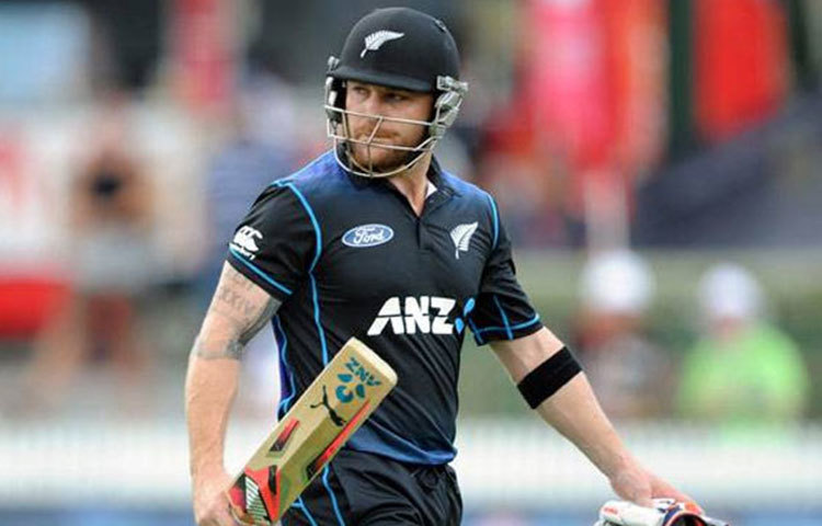 ব্রেন্ডন ম্যাকালাম : ২০১৪ সালের ৩১ জানুয়ারি চতুর্থ উইকেটটি পেলেন কোহলি। এবার বিরাটের শিকার ব্রেন্ডন ম্যাকালাম।