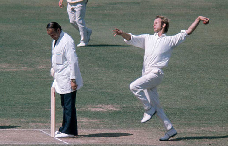 ডেরেক আন্ডারউড : ইংল্যান্ডের প্রাক্তন বাঁহাতি স্পিনার। ৮৬টি টেস্ট এবং ২৬টি একদিনের ম্যাচ খেলেছেন। উইকেট পেয়েছেন যথাক্রমে ২৯৭ এবং ৩২টি। কিন্তু, একটিও ওয়াইড করেননি।