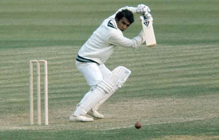 সুনীল গাভাস্কর : ১৯৮৭ সালে পাকিস্তানের বিরুদ্ধে বেঙ্গালুরুতে ফেয়ারওয়েল টেস্ট খেলেন সুনীল গাভাস্কর। শেষ টেস্টে মাত্র ১৬ রানে পাকিস্তানের কাছে হারে ভারতীয় দল।