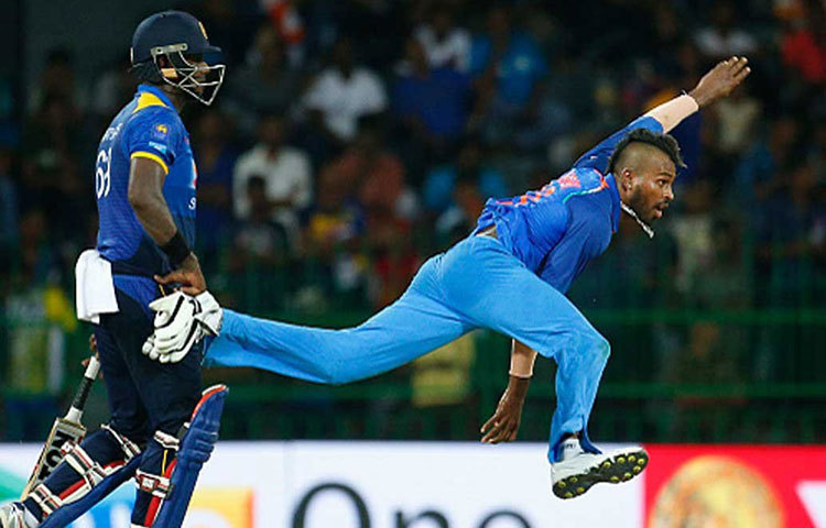 হার্দিক পাণ্ডে : আন্তর্জাতিক স্তরে সীমিত ওভারের ক্রিকেটে অলরাউন্ডারদের নাম বললে হার্দিক পাণ্ডের কথা বলতেই হবে। টেস্টে এখনও তেমনভাবে সফল নন। খেলেছেন ৪২টি একদিনের ম্যাচ। উইকেট পেয়েছেন চল্লিশটি। ব্যাটিং গড় তিরিশের কাছাকাছি।