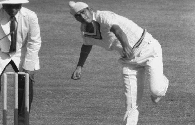 মনিন্দর সিংহ : পাকিস্তানের বিরুদ্ধে করাচিতে ১৯৮২ সালের ২৩ ডিসেম্বর টেস্ট অভিষেক। তখন বয়স ১৭ বছর ১৯৩ দিন। প্রথম ইনিংসে ৬৭ রান দিলেও উইকেট পাননি। দ্বিতীয় ইনিংসে বল করার সুযোগ মেলেনি। মোট খেলেছেন ৩৫টি ম্যাচ।