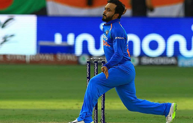 কেদার যাদব : এশিয়া কাপে ভারতের নয়া আবিষ্কার বলা যেতেই পারে। ব্যাট-বল দুটিতেই সফল। কিন্তু, হ্যামস্ট্রিংয়ের চোট সারিয়ে কবে দলে ফিরবেন, তা নিয়ে যথেষ্ট সন্দেহ আছে।