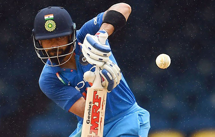 ২০১৭ সালে মুম্বাইয়ে নিউজিল্যান্ডের মুখোমুখি হয়েছিলেন বিরাটরা। প্রথমে ব্যাট করে ২৮০ রান করেছিল টিম ইন্ডিয়া। বিরাটের অবদান ছিল ১২১। কিন্তু, ছয় উইকেট হাতে রেখেই সেই রান তুলে দেন রস টেলররা।