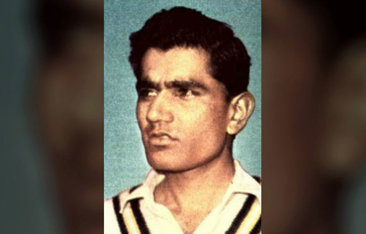 বিজয় মেহরা : ১৯৯৫ সালের ২ ডিসেম্বর নিউজিল্যান্ডের বিরুদ্ধে ১৭ বছর ২৬৫ দিনে টেস্ট অভিষেক ঘটেছিল বিজয় মেহরার। মুম্বইয়ে সে দিন প্রথম ইনিংসে ১০ রান করেন, দ্বিতীয় ইনিংসে ব্যাট করার সুযোগ পাননি। খেলেছেন আটটি টেস্ট।