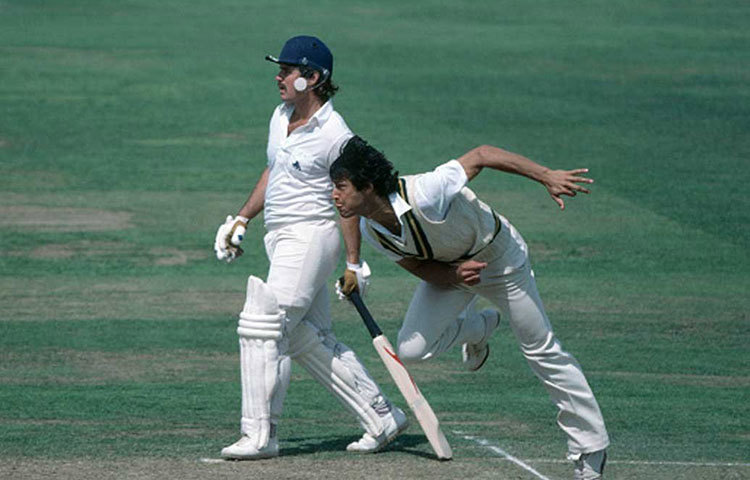 ইমরান খান : পাকিস্তানের বর্তমান প্রধানমন্ত্রী এক সময় শাসন করেছেন ক্রিকেট দুনিয়া। ৮৮টি টেস্ট এবং ১৭৫টি একদিনের ম্যাচ খেলেছেন। যথাক্রমে ৩৬২ এবং ১৮২টি উইকেট দখল করেছেন। কিন্তু, একটিও ওয়াইড করেননি গোটা ক্রিকেট ক্যারিয়ারে।