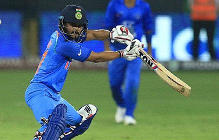 কেদার যাদব : এশিয়া কাপ যেন নবজন্ম দিয়েছে বোলার কেদারের। ফিল্ডার এবং ব্যাটসম্যান হিসেবেও কেদার অববদ্য। ইংল্যান্ডের পরিবেশে কেদার বল-ব্যাটে সফল হবেন বলেই মনে করা হচ্ছে। এশিয়া কাপের ফাইনালে যন্ত্রণা নিয়ে যে ভাবে মাঠে নামলেন, তাতে দলে কেদারের গুরুত্ব বাড়বে, সন্দেহ নেই।