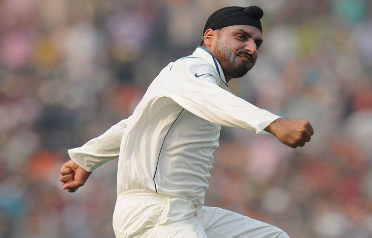 হরভজন সিং : মাত্র ১৭ বছর ২৬৫ দিনে অস্ট্রেলিয়ার বিরুদ্ধে বেঙ্গালুরুতে টেস্ট অভিষেক। ১৯৯৮ সালের ২৫ মার্চের সেই অভিষেক ম্যাচে প্রথম ইনিংসে ১১২ রানে দুই উইকেট পেলেও দ্বিতীয় ইনিংসে ২৪ রান দিলেও কোনো উইকেট পাননি। খেলেছেন ১০৩টি টেস্ট।