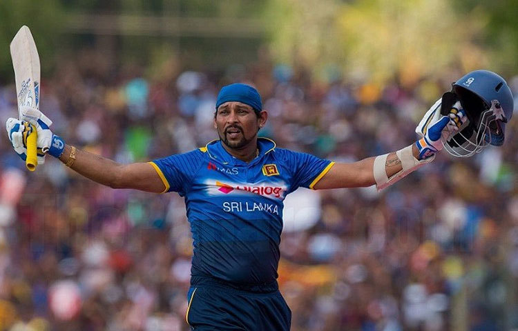 তিলকরত্নে দিলসান ২৯৩ ইনিংসে দশ হাজার রান করেছেন ২০১৫ সালে।