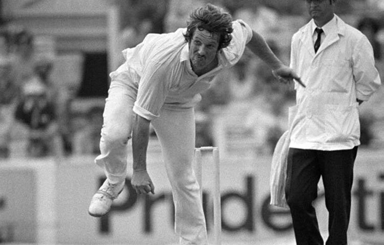 ইয়ান বোথাম : ইংল্যান্ডের প্রাক্তন অলরাউন্ডার। ১৫ বছরের ক্রিকেট ক্যারিয়ারে খেলেছেন ১০২টি টেস্ট এবং ১১৬টি একদিনের ম্যাচ। দখল করেছিলেন ৩৮৩ এবং ১৪৫টি উইকেট। তবে, একটিও হোয়াইড করতে তাকে দেখা যায়নি।