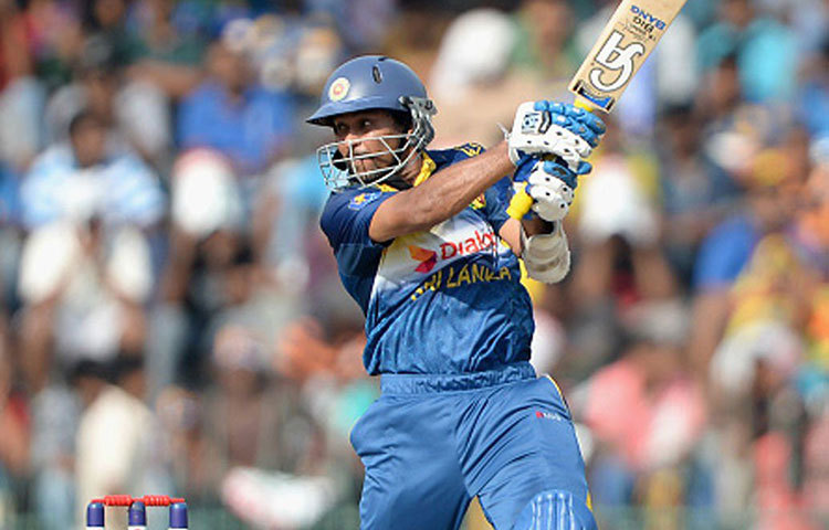 তিলকরত্নে দিলশান : প্রথমে ব্যাট করে বীরেন্দ্র সেহবাগে ঝড়ে উড়ে গিয়েছিলেন শ্রীলঙ্কার বোলাররা। টিম ইন্ডিয়া করেছিল সাত উইকেটে ৪১৪ রান।