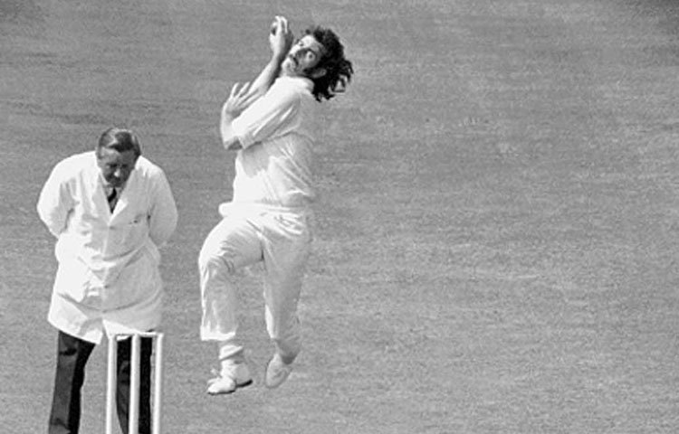 ডেনিস লিলি : তার পেস বল বিশ্বের তামাম ব্যাটসম্যানকে আতঙ্কিত করে তুলত। ১৩ বছরের আন্তর্জাতিক ক্যারিয়ারে ৭০টি টেস্ট এবং ৬৩টি একদিনের ম্যাচ খেলেছেন। দখল করেছেন যথাক্রমে ৩৫৫ এবং ১০৩টি উইকেট। কিন্তু, তাকে একটিও ওয়াইড করতে দেখা যায়নি।