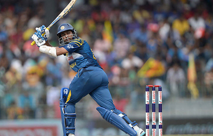 শ্রীলঙ্কা ভালোই জবাব দেওয়া শুরু করেছিল। সৌজন্য অবশ্যই দিলশান। সঙ্গে ছিলেন অধিনায়ক কুমার সঙ্গাকারা। সেদিন ১২৪ বলে ১৬০ করেছিলেন দিলশান। যদিও শেষ পর্যন্ত শ্রীলঙ্কা হেরে যায়। নির্ধারিত ৫০ ওভারে লক্ষ্যের তিন রান আগে আটকে যায় শ্রীলঙ্কার ইনিংস।