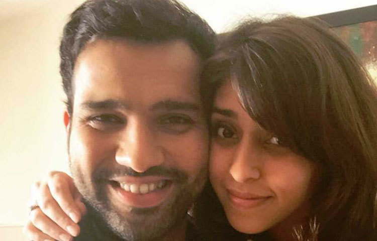 রোহিত শর্মা : স্ত্রী ঋতিকার সঙ্গে রোহিতের প্রেম কাহিনি চলচ্চিত্রের যে কোনো গল্পকে হার মানিয়ে দেবে। ঋতিকা নিজে ছিলেন একজন স্পোর্টস ইভেন্ট ম্যানেজার। আর এটাই ছিল রোহিত-ঋতিকার কাছাকাছি আসার প্রথম সেতু। রোহিতের ম্যানেজারও ছিলেন তিনিই।