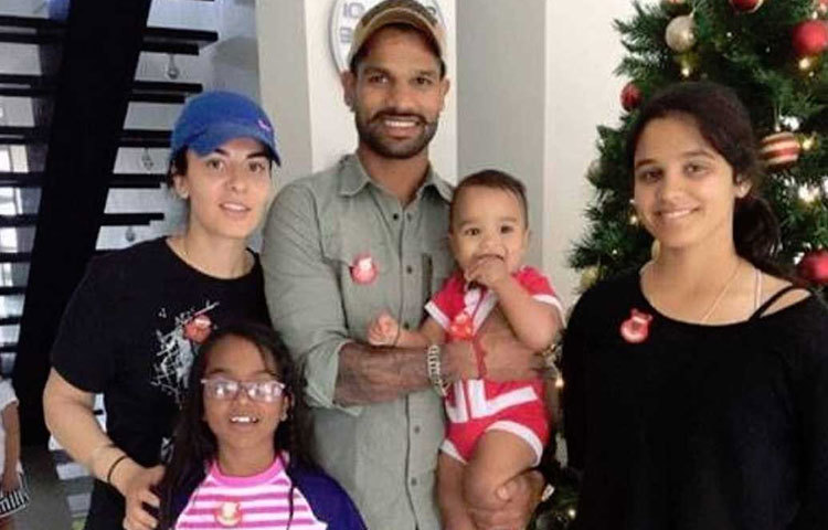 শিখর ধাওয়ান : তার সঙ্গে আয়েশার আলাপ কিন্তু ফেসবুকের মাধ্যমে। হরভজন সিং ছিলেন আয়েশা এবং শিখর দু’জনেরই ফেসবুকের কমন ফ্রেন্ড। আর সেই সূত্রেই শিখর-আয়েশার আলাপ। আলাপ ঘনিষ্ঠতায় পৌঁছতে সময় নেয়নি।