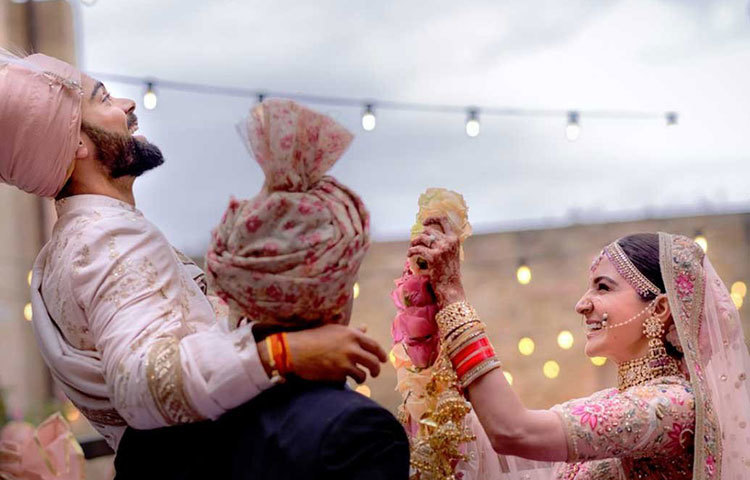 বিরাট কোহলি : বিরাট-অনুশকা প্রেম কাহিনি তো খুবই আলোচিত। নিজেদের জগতে দু’জনেই অত্যন্ত সফল। একটা শ্যাম্পুর বিজ্ঞাপনে তাদের প্রথম আলাপ। তারপর বন্ধুত্ব। আস্তে আস্তে প্রেম ও বিয়ে।